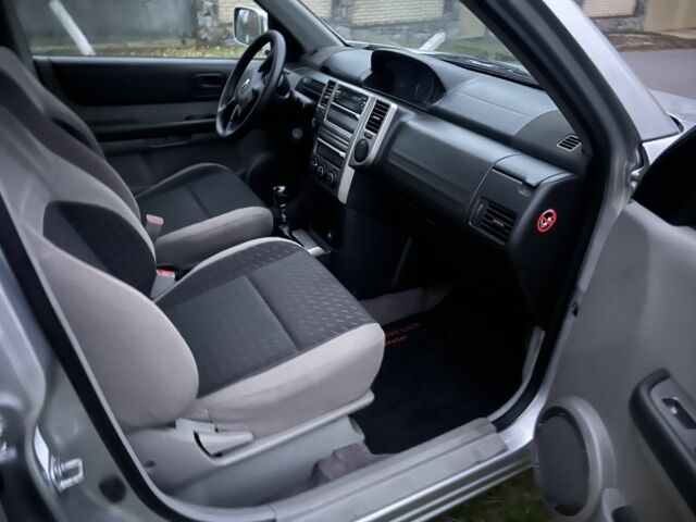 Серый Ниссан ИксТрейл, объемом двигателя 2.2 л и пробегом 267 тыс. км за 4400 $, фото 13 на Automoto.ua