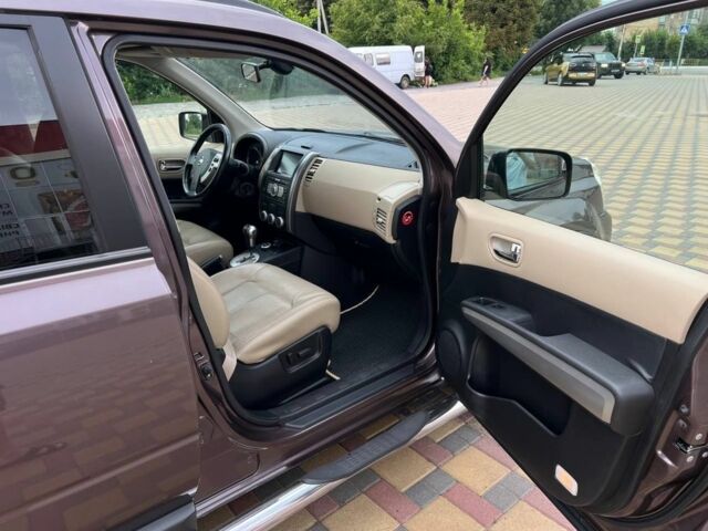 Серый Ниссан ИксТрейл, объемом двигателя 2 л и пробегом 272 тыс. км за 9000 $, фото 4 на Automoto.ua