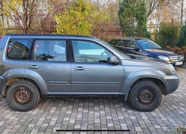 Серый Ниссан ИксТрейл, объемом двигателя 2.2 л и пробегом 214 тыс. км за 3990 $, фото 2 на Automoto.ua