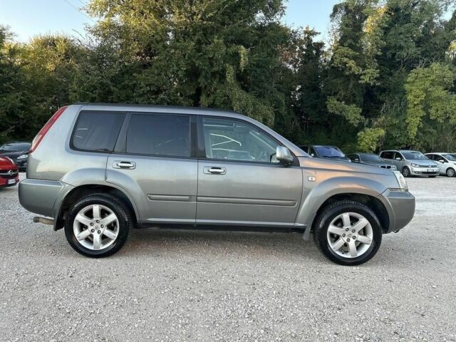 Серый Ниссан ИксТрейл, объемом двигателя 2.2 л и пробегом 147 тыс. км за 3000 $, фото 5 на Automoto.ua