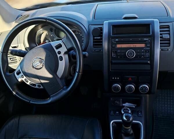 Серый Ниссан ИксТрейл, объемом двигателя 2 л и пробегом 207 тыс. км за 10000 $, фото 12 на Automoto.ua