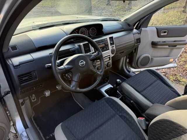 Серый Ниссан ИксТрейл, объемом двигателя 2.2 л и пробегом 297 тыс. км за 4950 $, фото 13 на Automoto.ua