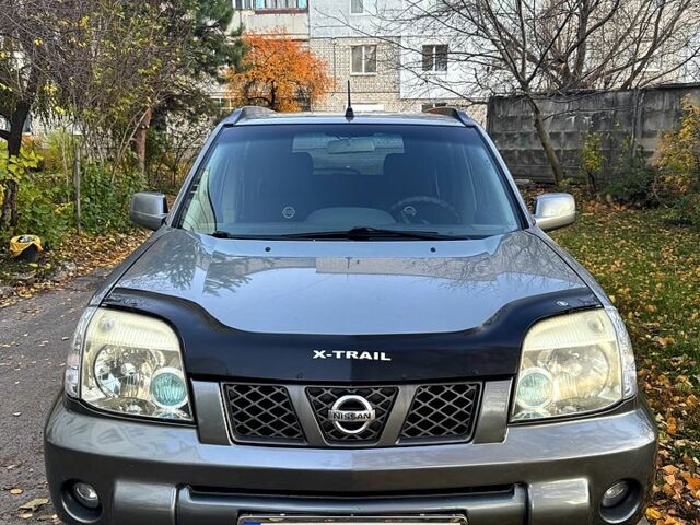 Серый Ниссан ИксТрейл, объемом двигателя 2.5 л и пробегом 333 тыс. км за 7100 $, фото 2 на Automoto.ua