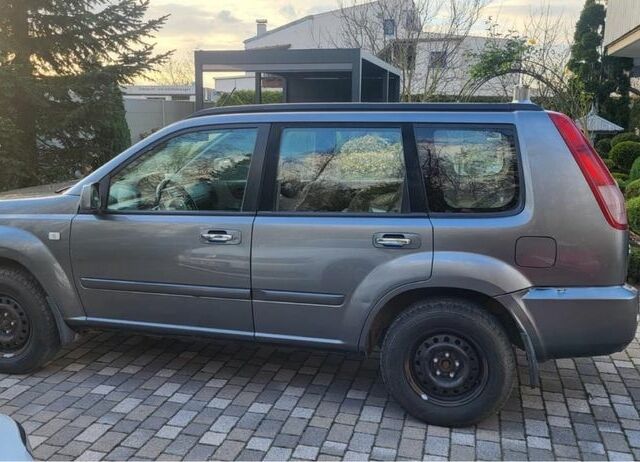 Серый Ниссан ИксТрейл, объемом двигателя 2.2 л и пробегом 214 тыс. км за 3990 $, фото 4 на Automoto.ua