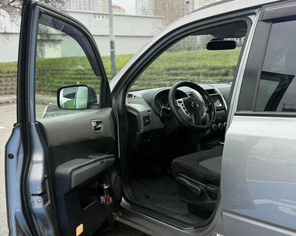 Серый Ниссан ИксТрейл, объемом двигателя 2 л и пробегом 235 тыс. км за 8300 $, фото 22 на Automoto.ua