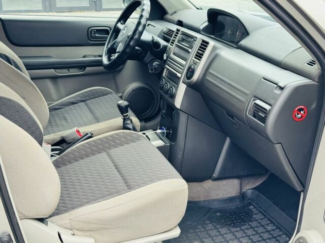 Серый Ниссан ИксТрейл, объемом двигателя 2.2 л и пробегом 170 тыс. км за 4250 $, фото 9 на Automoto.ua