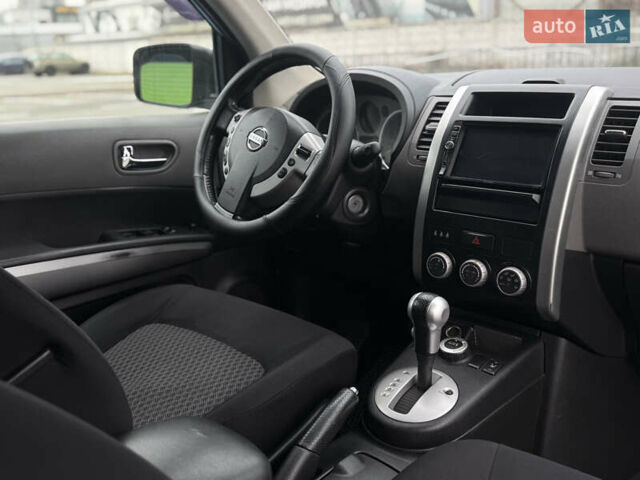 Серый Ниссан ИксТрейл, объемом двигателя 2 л и пробегом 235 тыс. км за 8300 $, фото 18 на Automoto.ua
