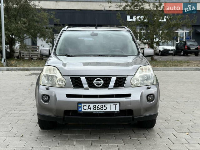 Серый Ниссан ИксТрейл, объемом двигателя 2 л и пробегом 225 тыс. км за 8800 $, фото 1 на Automoto.ua