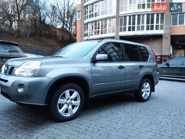 Серый Ниссан ИксТрейл, объемом двигателя 2 л и пробегом 220 тыс. км за 9700 $, фото 2 на Automoto.ua