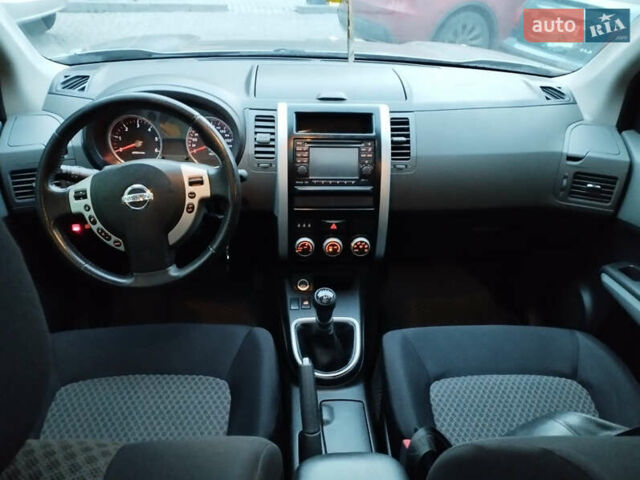 Серый Ниссан ИксТрейл, объемом двигателя 2 л и пробегом 220 тыс. км за 9700 $, фото 16 на Automoto.ua