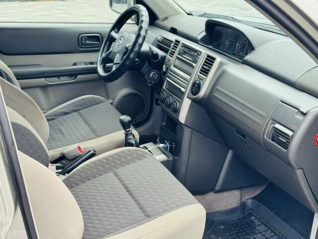 Серый Ниссан ИксТрейл, объемом двигателя 2.2 л и пробегом 170 тыс. км за 4250 $, фото 10 на Automoto.ua