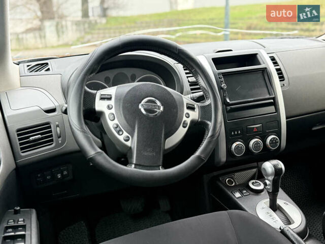 Серый Ниссан ИксТрейл, объемом двигателя 2 л и пробегом 235 тыс. км за 8300 $, фото 15 на Automoto.ua