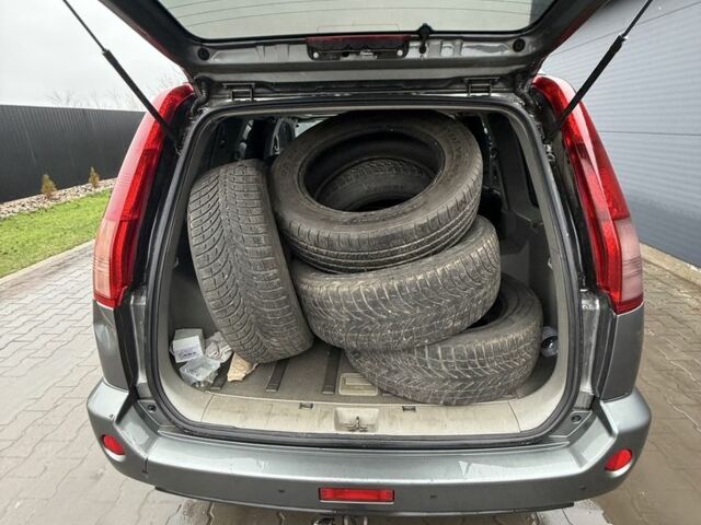 Серый Ниссан ИксТрейл, объемом двигателя 2.2 л и пробегом 150 тыс. км за 2500 $, фото 9 на Automoto.ua