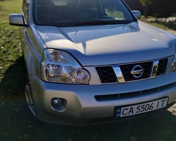 Серый Ниссан ИксТрейл, объемом двигателя 2 л и пробегом 207 тыс. км за 10000 $, фото 1 на Automoto.ua