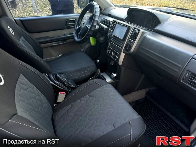 Серый Ниссан ИксТрейл, объемом двигателя 2.5 л и пробегом 333 тыс. км за 7100 $, фото 8 на Automoto.ua