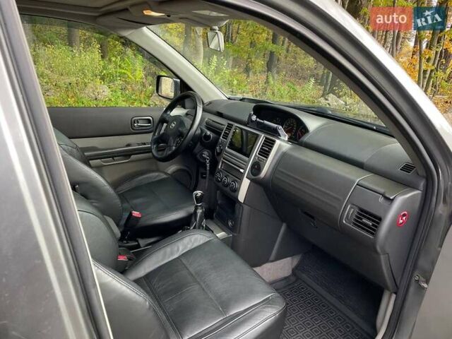 Сірий Ніссан ІксТрейл, об'ємом двигуна 2.2 л та пробігом 300 тис. км за 7300 $, фото 4 на Automoto.ua
