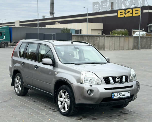 Серый Ниссан ИксТрейл, объемом двигателя 2 л и пробегом 247 тыс. км за 8800 $, фото 1 на Automoto.ua