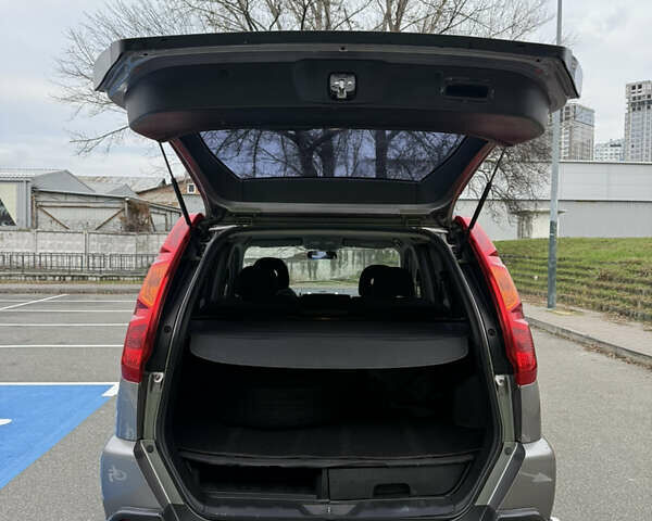 Серый Ниссан ИксТрейл, объемом двигателя 2 л и пробегом 235 тыс. км за 8300 $, фото 17 на Automoto.ua