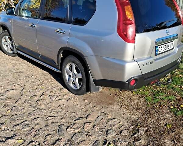 Серый Ниссан ИксТрейл, объемом двигателя 2 л и пробегом 207 тыс. км за 10000 $, фото 5 на Automoto.ua