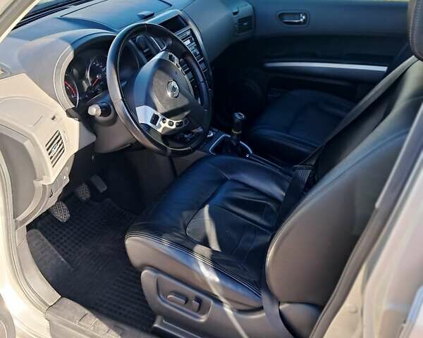 Серый Ниссан ИксТрейл, объемом двигателя 2 л и пробегом 207 тыс. км за 10000 $, фото 6 на Automoto.ua