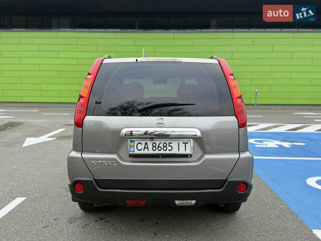 Серый Ниссан ИксТрейл, объемом двигателя 2 л и пробегом 235 тыс. км за 8300 $, фото 10 на Automoto.ua