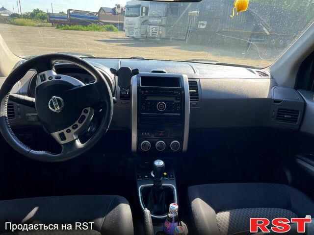 Серый Ниссан ИксТрейл, объемом двигателя 2.5 л и пробегом 270 тыс. км за 9800 $, фото 3 на Automoto.ua