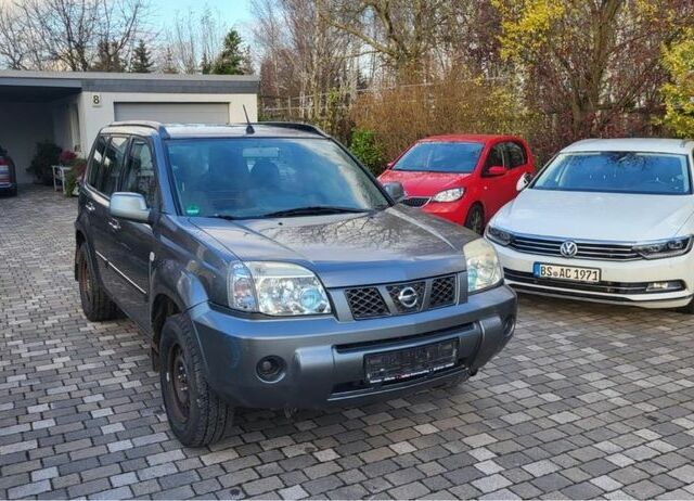 Серый Ниссан ИксТрейл, объемом двигателя 2.2 л и пробегом 214 тыс. км за 3990 $, фото 1 на Automoto.ua