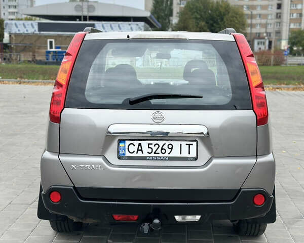 Серый Ниссан ИксТрейл, объемом двигателя 2 л и пробегом 247 тыс. км за 8800 $, фото 5 на Automoto.ua