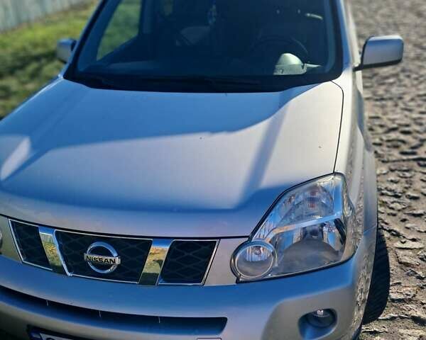 Серый Ниссан ИксТрейл, объемом двигателя 2 л и пробегом 207 тыс. км за 10000 $, фото 3 на Automoto.ua