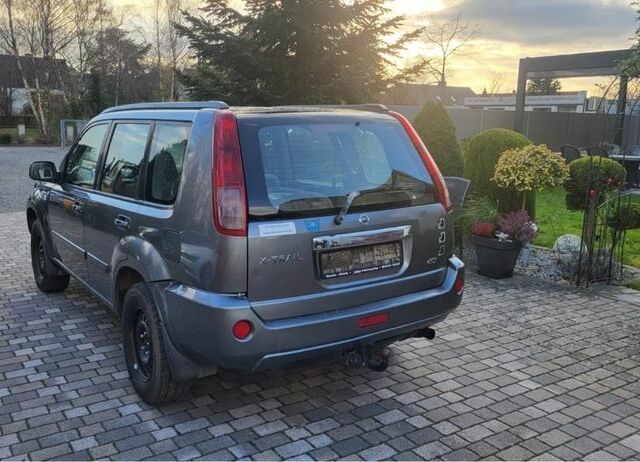 Серый Ниссан ИксТрейл, объемом двигателя 2.2 л и пробегом 214 тыс. км за 3990 $, фото 3 на Automoto.ua