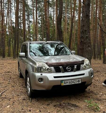 Сірий Ніссан ІксТрейл, об'ємом двигуна 2 л та пробігом 283 тис. км за 8000 $, фото 1 на Automoto.ua