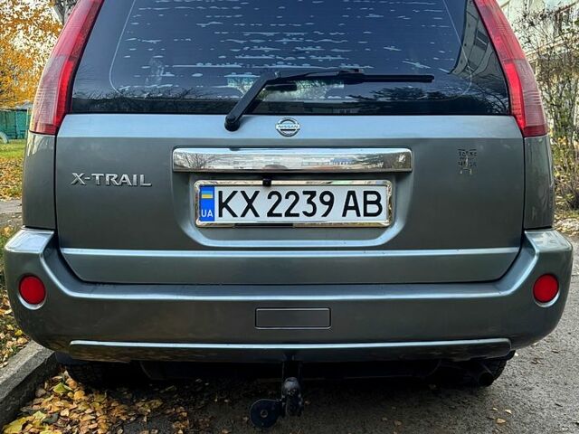 Серый Ниссан ИксТрейл, объемом двигателя 2.5 л и пробегом 333 тыс. км за 7100 $, фото 3 на Automoto.ua