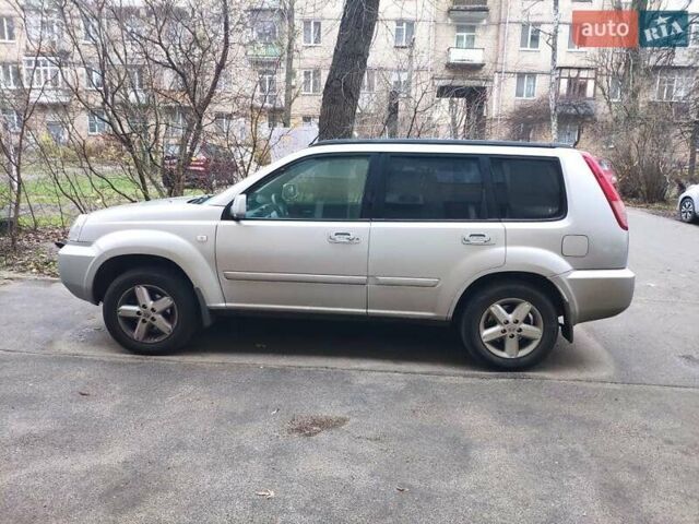 Сірий Ніссан ІксТрейл, об'ємом двигуна 2 л та пробігом 196 тис. км за 9000 $, фото 1 на Automoto.ua