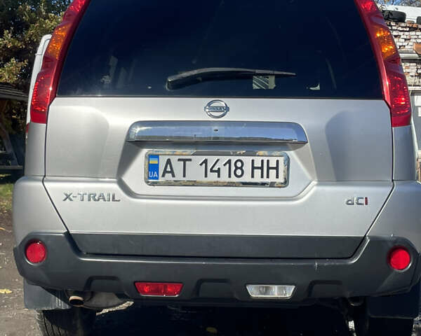Серый Ниссан ИксТрейл, объемом двигателя 2 л и пробегом 340 тыс. км за 9500 $, фото 2 на Automoto.ua