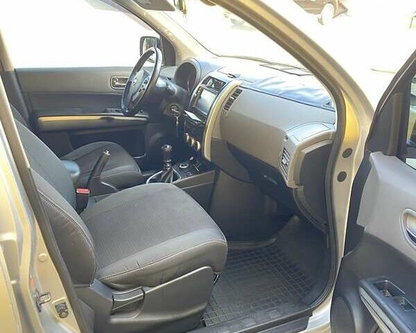 Серый Ниссан ИксТрейл, объемом двигателя 2 л и пробегом 215 тыс. км за 8000 $, фото 6 на Automoto.ua