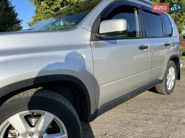 Серый Ниссан ИксТрейл, объемом двигателя 2.49 л и пробегом 195 тыс. км за 9800 $, фото 4 на Automoto.ua