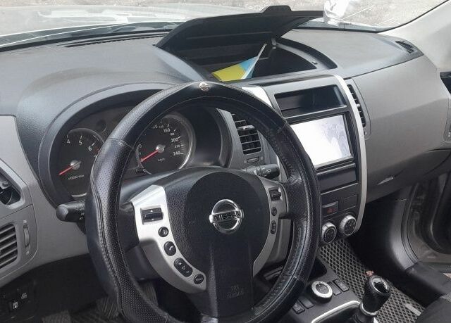 Серый Ниссан ИксТрейл, объемом двигателя 2 л и пробегом 195 тыс. км за 8300 $, фото 17 на Automoto.ua