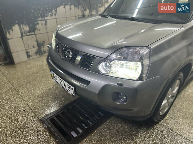 Серый Ниссан ИксТрейл, объемом двигателя 2 л и пробегом 262 тыс. км за 8900 $, фото 1 на Automoto.ua