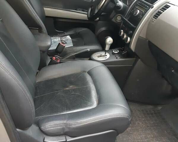 Серый Ниссан ИксТрейл, объемом двигателя 2.5 л и пробегом 261 тыс. км за 7500 $, фото 7 на Automoto.ua