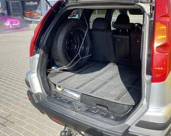 Серый Ниссан ИксТрейл, объемом двигателя 2 л и пробегом 215 тыс. км за 8000 $, фото 11 на Automoto.ua