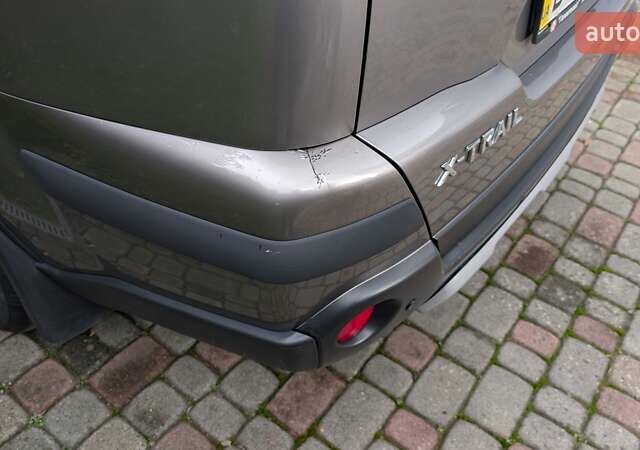 Серый Ниссан ИксТрейл, объемом двигателя 2 л и пробегом 158 тыс. км за 10500 $, фото 4 на Automoto.ua