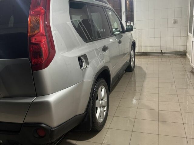 Сірий Ніссан ІксТрейл, об'ємом двигуна 2.5 л та пробігом 175 тис. км за 7600 $, фото 4 на Automoto.ua