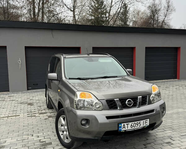 Серый Ниссан ИксТрейл, объемом двигателя 2 л и пробегом 326 тыс. км за 8650 $, фото 6 на Automoto.ua