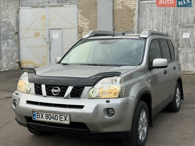 Серый Ниссан ИксТрейл, объемом двигателя 2 л и пробегом 240 тыс. км за 7600 $, фото 3 на Automoto.ua