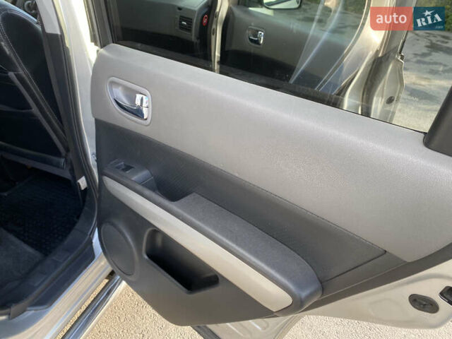 Серый Ниссан ИксТрейл, объемом двигателя 2.49 л и пробегом 226 тыс. км за 8300 $, фото 13 на Automoto.ua