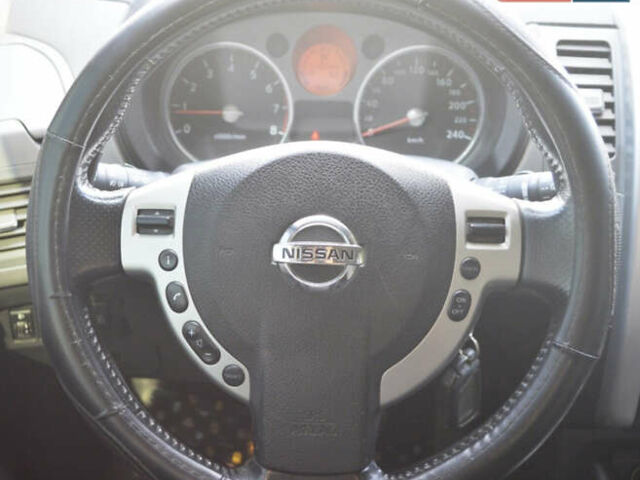 Серый Ниссан ИксТрейл, объемом двигателя 2 л и пробегом 180 тыс. км за 9500 $, фото 6 на Automoto.ua