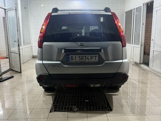 Сірий Ніссан ІксТрейл, об'ємом двигуна 2.5 л та пробігом 175 тис. км за 7600 $, фото 3 на Automoto.ua