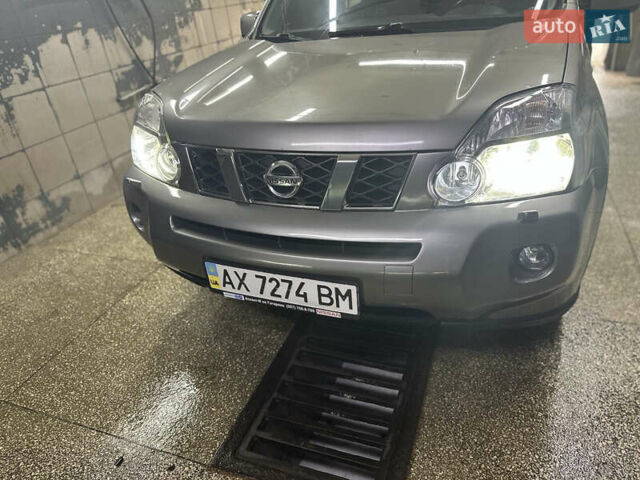 Серый Ниссан ИксТрейл, объемом двигателя 2 л и пробегом 262 тыс. км за 8900 $, фото 8 на Automoto.ua
