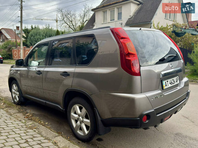 Серый Ниссан ИксТрейл, объемом двигателя 2 л и пробегом 159 тыс. км за 10000 $, фото 4 на Automoto.ua