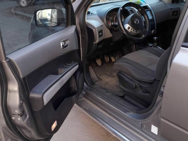 Серый Ниссан ИксТрейл, объемом двигателя 2 л и пробегом 195 тыс. км за 8300 $, фото 7 на Automoto.ua